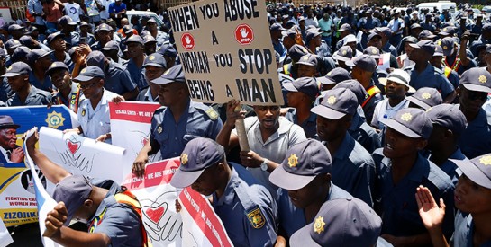 En Afrique du Sud, la police défile contre les violences faites aux femmes