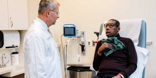Après 18 interventions chirurgicales, il devient le premier Afro-Américain à recevoir une greffe du visage