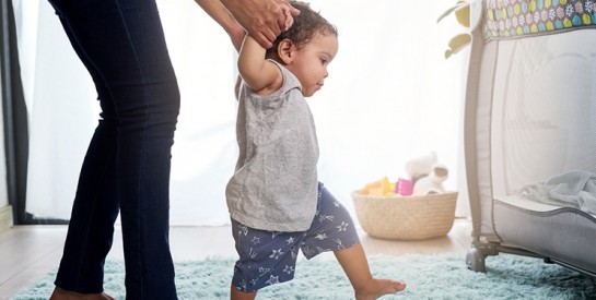 Comment aider bébé à faire ses premiers pas ?