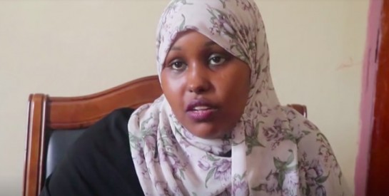 A Mogadiscio, une jeune femme défie les stéréotypes au volant de son taxi