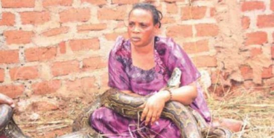 Zimbabwe : cette femme surprise en train d’allaiter un serpent