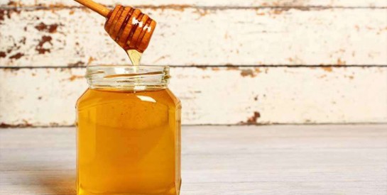 Le miel: 2 solutions pour activer la pousse des cheveux