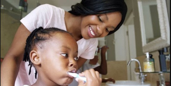Voici comment bien prendre soin des dents de vos jeunes enfants
