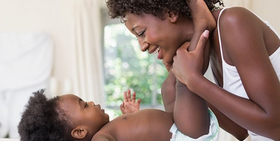 Chanter à son bébé permet d`attirer son attention et de créer des liens
