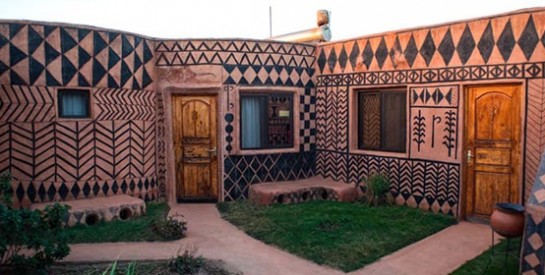 Visitez Tiébélé, un village typique du Burkina Faso aux maisons ornées de motifs traditionnels