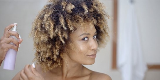 Cheveux : comment stopper les frisottis ?