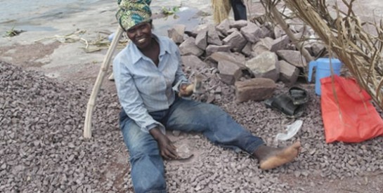 Brazzaville : Ces femmes courageuses qui cassent des pierres pour chasser la faim et pour survivre