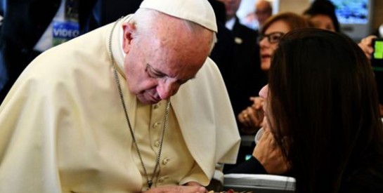 Le pape François s`excuse pour les abus sexuels