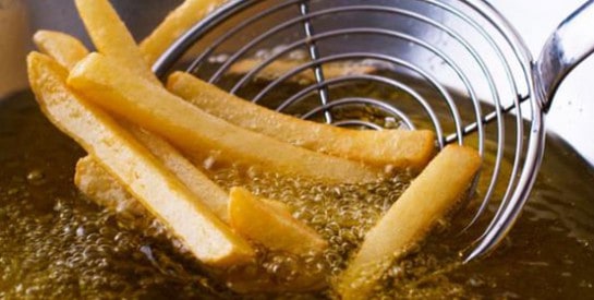 L`incroyable astuce pour nettoyer et préserver la saveur d`une huile de friture