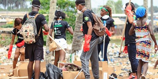Les U-Reporters nettoient la plage de Port Bouët