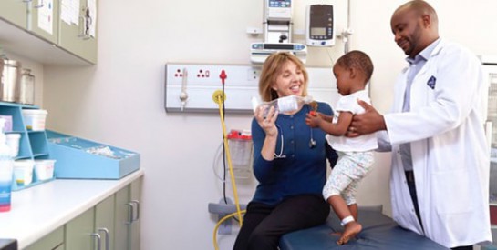 Prix L`Oréal-Unesco: Comment une pédiatre sauve des milliers d`enfants africains avec des bouteilles de soda et de l`eau salée