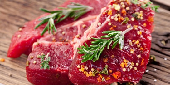 La marinade et les herbes : les deux astuces pour que la cuisson de votre viande ne soit plus cancérigène