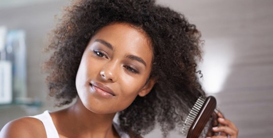 11 solutions pour lisser ses cheveux naturellement