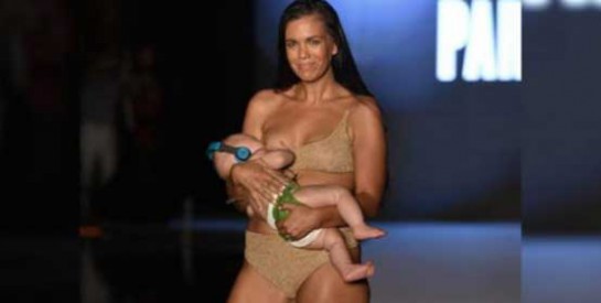 Mara Martin, mannequin, défile en allaitant son bébé de 5 mois