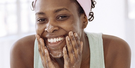 Utilisez l`huile de coco en masque pour le visage et le corps