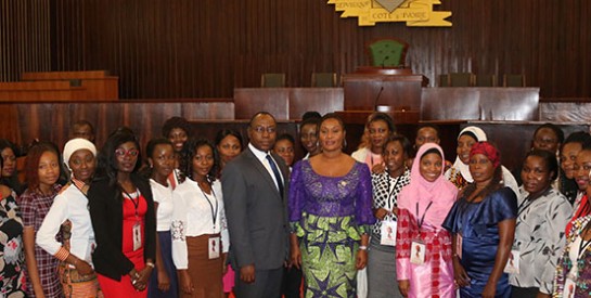 L`Association SEPHIS organise une rencontre intergénérationelle entre les jeunes filles et les femmes de l`Assemblée Nationale