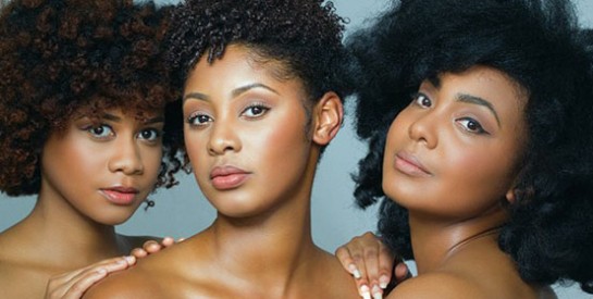 Comment assouplir ses cheveux afro sans défrisage : voici deux astuces simples!