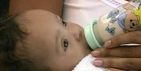 Que faire lorsque bébé régurgite un peu de lait après la tétée ?