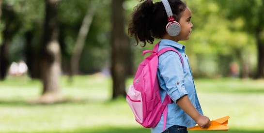 Dangers des casques audio et des écouteurs : comment protéger les oreilles de ses enfants ?