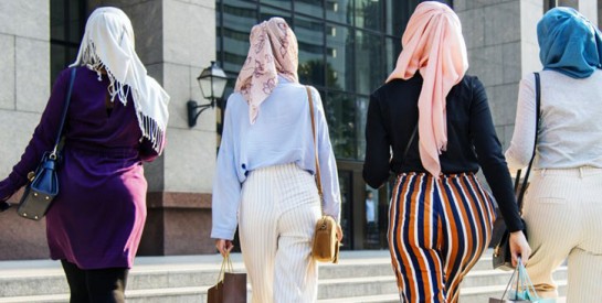 En Algérie, une campagne a été lancée contre la pression sociale qu`implique le port du hijab