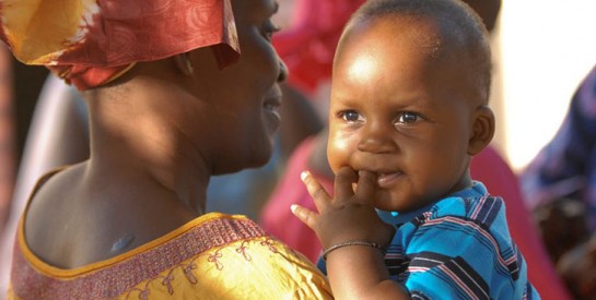 Une sage-femme kényane sauve des bébés intersexués en les adoptant