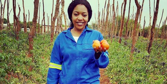 Une Zambienne abandonne la blouse d`infirmière pour les bottes d`agricultrice