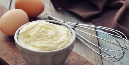 Masque à la mayonnaise pour nourrir les cheveux, leur apporter volume et brillance