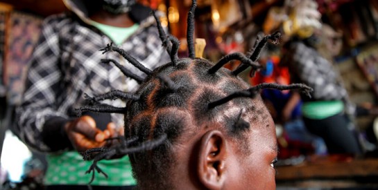 Au Kenya, des ``coiffures coronavirus`` pour sensibiliser la population