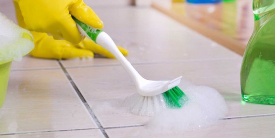 4 solutions efficaces pour nettoyer les joints de carrelage de votre maison