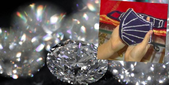 Coronavirus : En Inde, une bijouterie vend des masques ornés de diamants