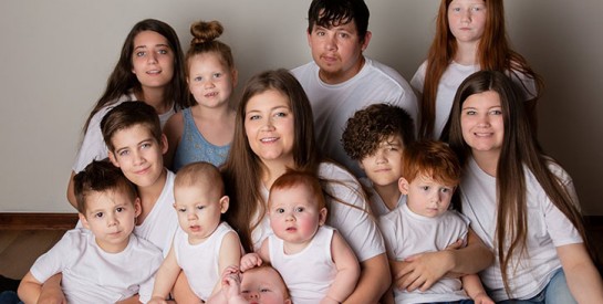 Maman de 11 enfants à seulement 31 ans, elle rêve d’en avoir quatre de plus