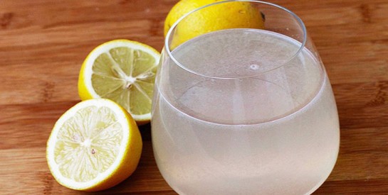 Eau tiède au citron: un remède naturel pour soulager l’indigestion