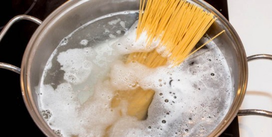 Comment utiliser l’eau des pâtes pour dégraisser et nettoyer ?