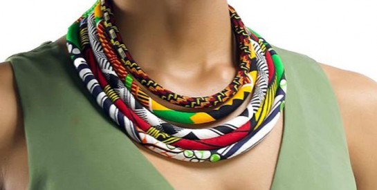 5 façons de porter un collier de perles multicolores et le mettre en valeur