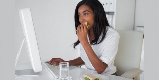 Pourquoi vous devriez arrêter de manger devant vos écrans