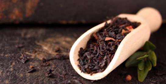 Le thé noir, ce seul remède est super efficace contre la transpiration excessive