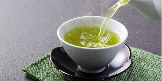 Boire en excès, le thé vert provoque une déshydratation