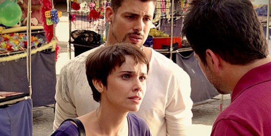 Résumé Avenida Brasil, Episode 63 - 64 : Debora va voir Jorgito à son entraînement et l’embrasse