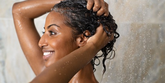 Shampooing, fréquence, dommages : 10 idées reçues sur le lavage des cheveux