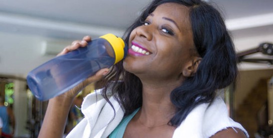 Boire 4 litres d’eau par jour, le challenge “belle peau” de TikTok qui inquiète les médecins