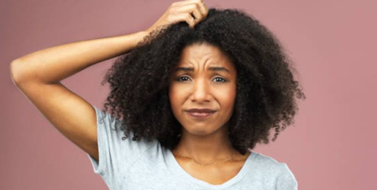 Cheveux : qu’est-ce que la desquamation et comment la traiter?