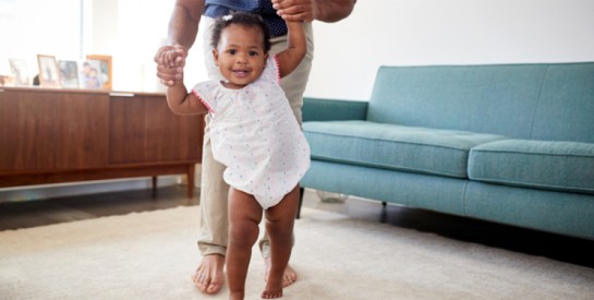 Développement psychomoteur du bébé : À quel âge un bébé marche ?