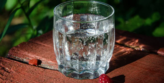 Boire de l'eau gazeuse : Bonne ou mauvaise pour la santé ?