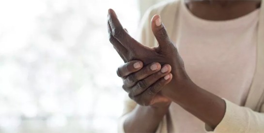 Soulager l’arthrose des mains : les 9 remèdes et traitements