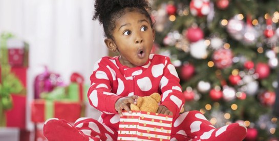 Noël : couvrir les enfants de cadeaux fait-il vraiment leur bonheur ?