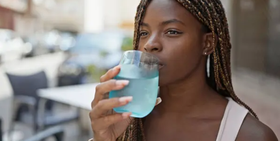 L'eau gazeuse favorise-t-elle vraiment la digestion ?