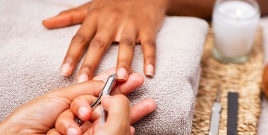 Voici des techniques simples pour prendre soin de ses ongles sans les abîmés !