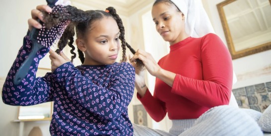 Comment prendre soin des cheveux crépus des enfants : Guide pratique
