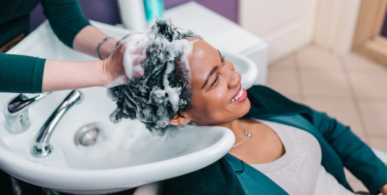 Reverse Washing : La Nouvelle Méthode pour des Cheveux Plus Hydratés et Volumineux