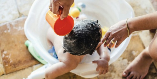 L'importance du massage de bébé pendant le bain : un moment de détente et de connexion